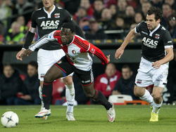 Dirk Marcellis (r.) zit Elvis Manu op de hielen tijdens Feyenoord - AZ in de Eredivisie. (14-12-2014)