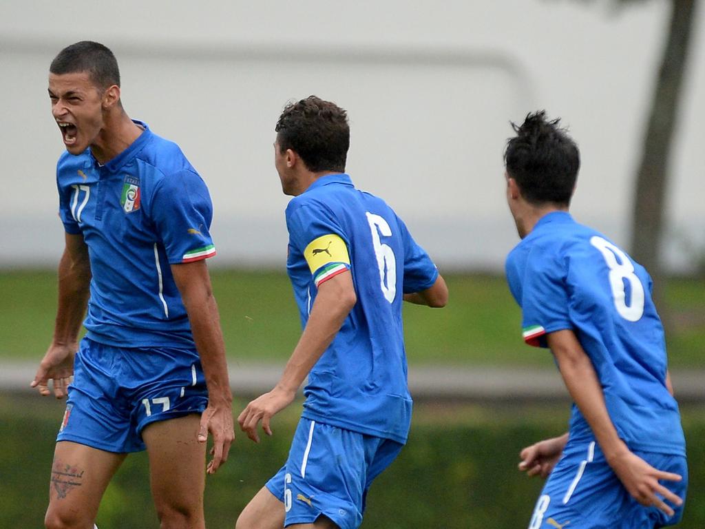 Gianluca Scamacca (l.) wordt gezocht door zijn ploeggenoten, nadat de spits de 1-0 heeft gescoord in het vriendschappelijke interlandduel Duitsland U17 - Italië U17. (12-09-2014)