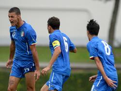 Gianluca Scamacca (l.) wordt gezocht door zijn ploeggenoten, nadat de spits de 1-0 heeft gescoord in het vriendschappelijke interlandduel Duitsland U17 - Italië U17. (12-09-2014)