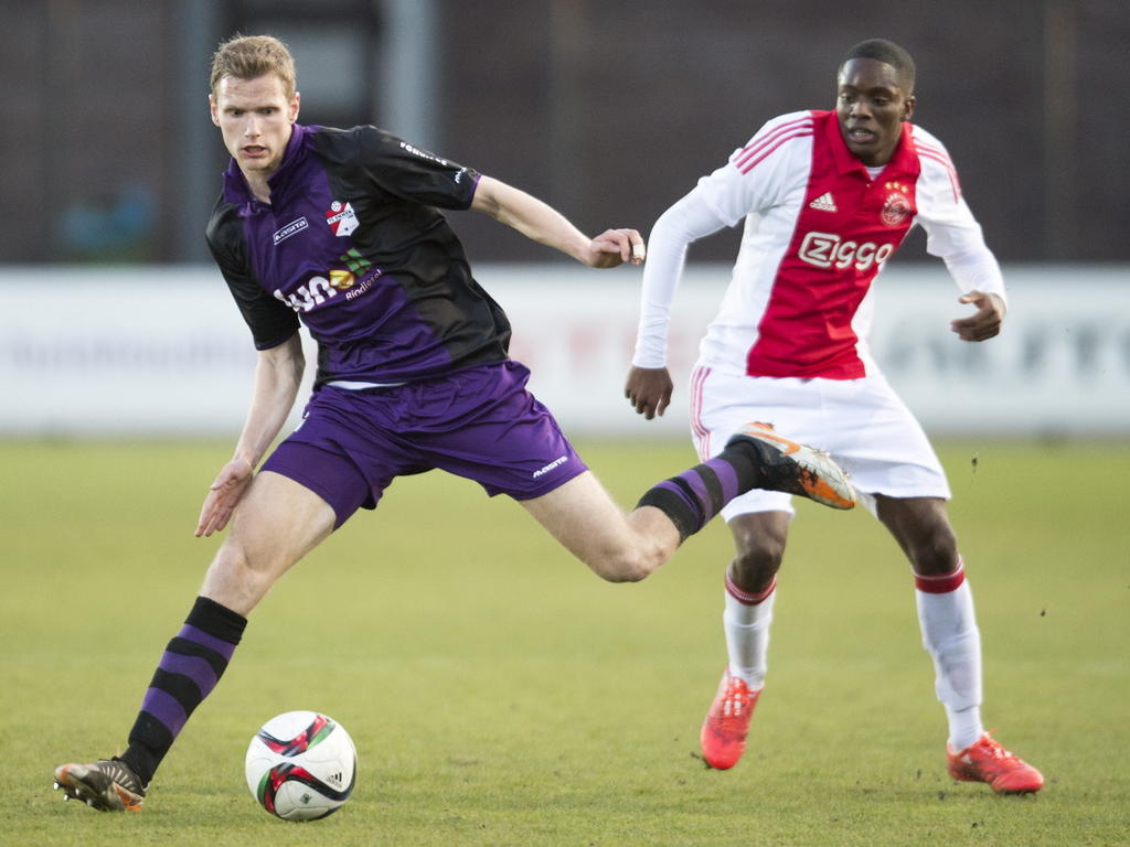Op De Toekomst is het de taak aan FC Emmen-verdediger Tim Siekman (l.) om de rappe aanvallers van Jong Ajax, zoals Queensy Menig (r.), af te stoppen. (13-04-2015) Op De Toekomst is het de taak aan FC Emmen-verdediger Tim Siekman (l.) om de rappe aanvallers van Jong Ajax, zoals Queensy Menig (r.), af te stoppen. (13-04-2015)