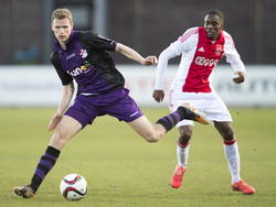 Op De Toekomst is het de taak aan FC Emmen-verdediger Tim Siekman (l.) om de rappe aanvallers van Jong Ajax, zoals Queensy Menig (r.), af te stoppen. (13-04-2015)