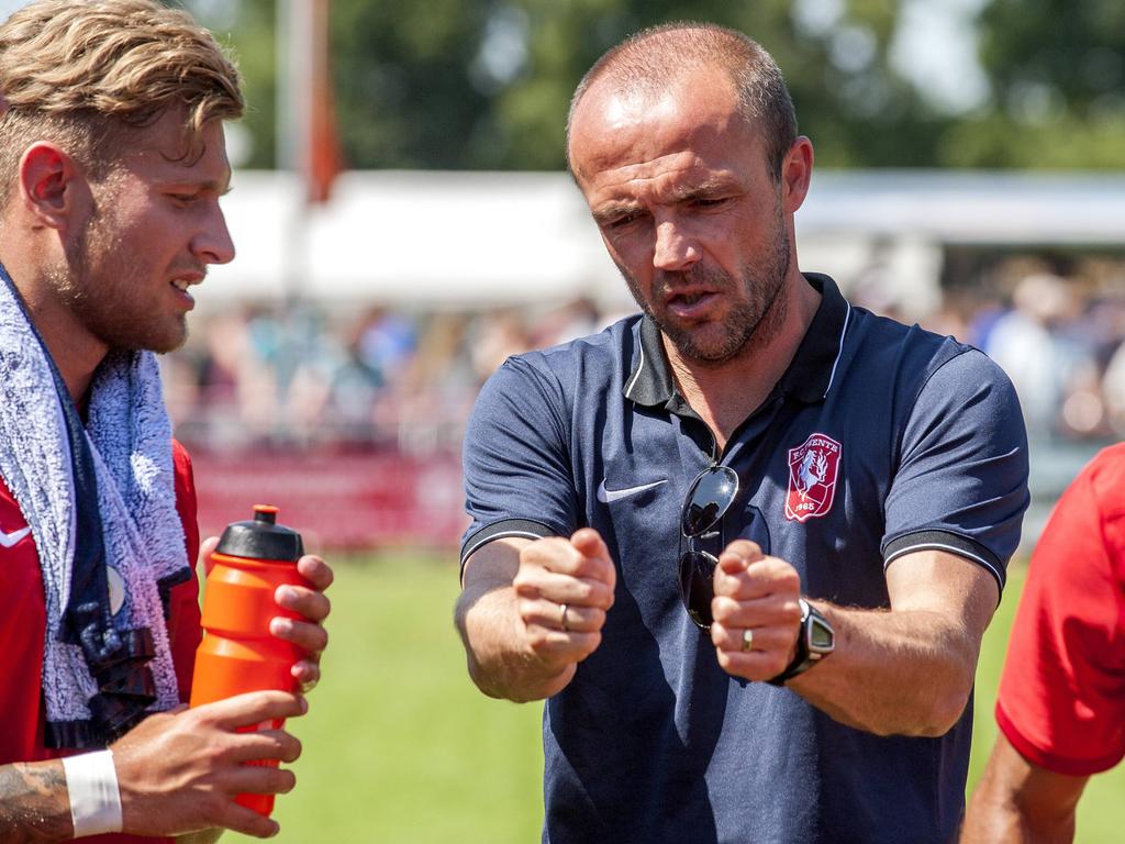 FC Twente-hoofdtrainer Alfred Schreuder (r.) geeft Tim Hölscher uitleg tijdens de oefenwedstrijd tegen Team Twenterand. (11-07-2015)