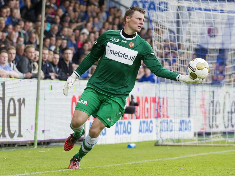 Doelman Theo Zwarthoed van FC Volendam trapt de bal uit in het nacompetitieduel met De Graafschap. (28-05-2015)