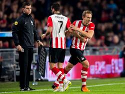 Gastón Pereiro (l.) wordt tijdens het competitieduel PSV - Excelsior vervangen door Luuk de Jong (r.). (17-10-2015)