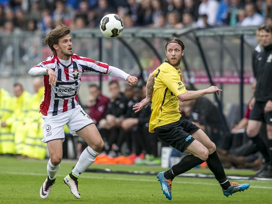 Lucas Andersen (l.) speelt Ronnie Stam uit tijdens de play-offwedstrijd Willem II - NAC Breda. (22-05-2016)