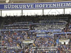 #Raufasertapete - Hoffenheim-Fans bombardierten die Roten Bullen mit Spruchbändern