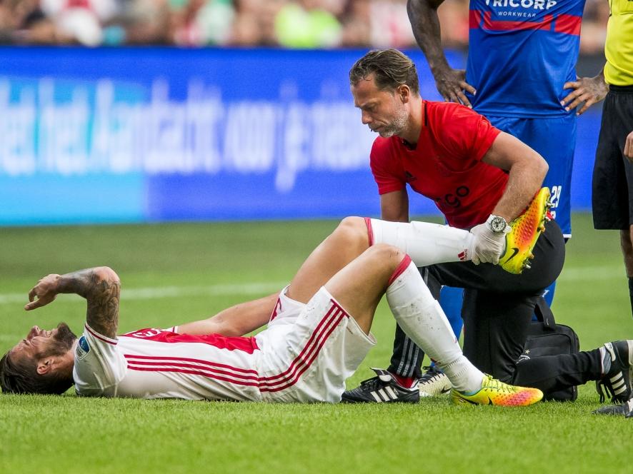 Mitchell Dijks moet geblesseerd naar de kant tijdens de thuiswedstrijd van Ajax tegen Willem II. (20-08-2016)