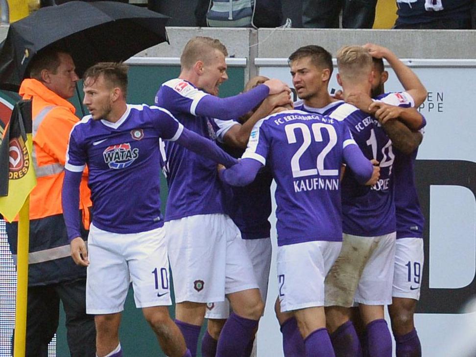 Fabio Kaufmann wird nach seinemTreffer von den Mitspielern geherzt Fabio Kaufmann wird nach seinemTreffer von den Mitspielern geherzt