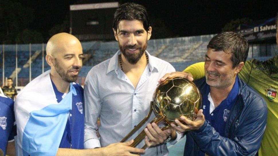 Abreu levanta la Copa de El Salvador. (Foto: @pleitezbarrera)