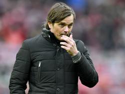 Teleurgesteld verlaat PSV-trainer Phillip Cocu het strijdtoneel na de 2-1 nederlaag tegen Feyenoord. De Eindhovenaren lijken definitief te zijn afgehaakt in de titelstrijd. (26-02-2017)