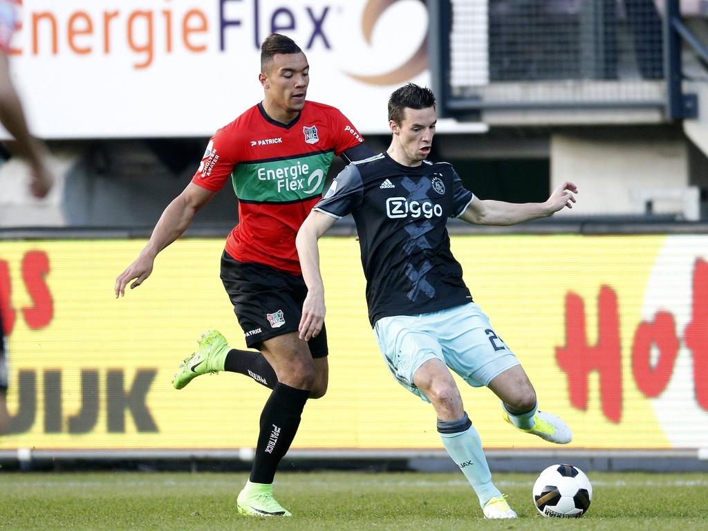 Nick Viergever (r.) is Jay-Roy Grot (l.) te snel af tijdens het competitieduel NEC Nijmegen - Ajax (08-04-2017).