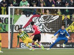 Davy Pröpper schiet op doel van ADO Den Haag en scoort. Tyronne Ebuehi (l.) is te laat om de bal te blokken, terwijl ook Robert Zwinkels (r.) niet kan redden.