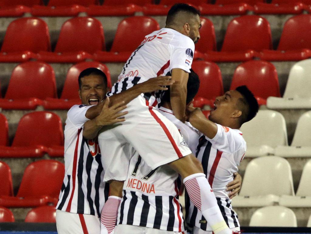 Los jugadores de Libertad celebrando el temprano gol de Cardozo. (Foto: Imago)