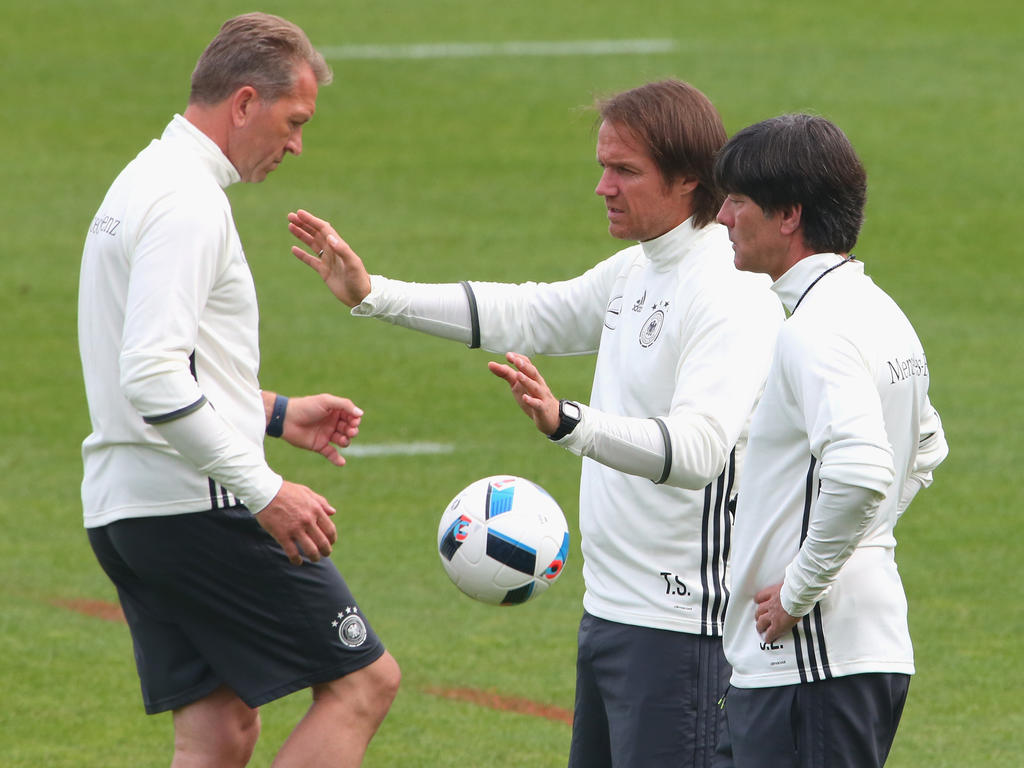 Bundestrainer Joachim Löw (r.) und sein Trainerstab treiben die WM-Planungen voran