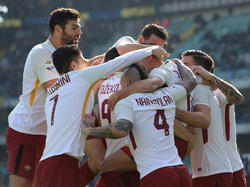 Los jugadores de la Roma celebran su tanto en campo rival. (Foto: Getty)