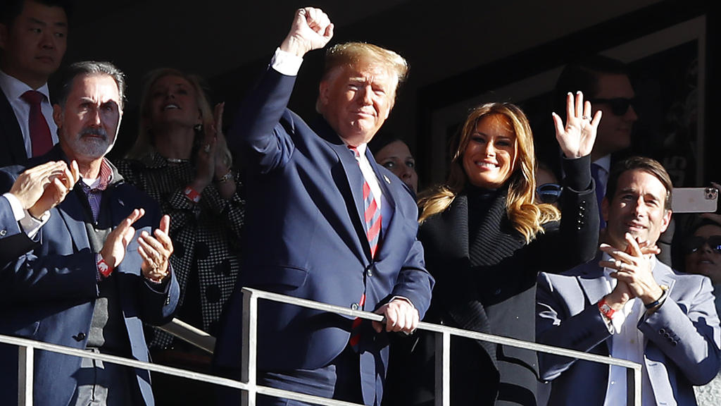 Donald Trump ließ sich bei seinem Besuch feiern Donald Trump ließ sich bei seinem Besuch feiern