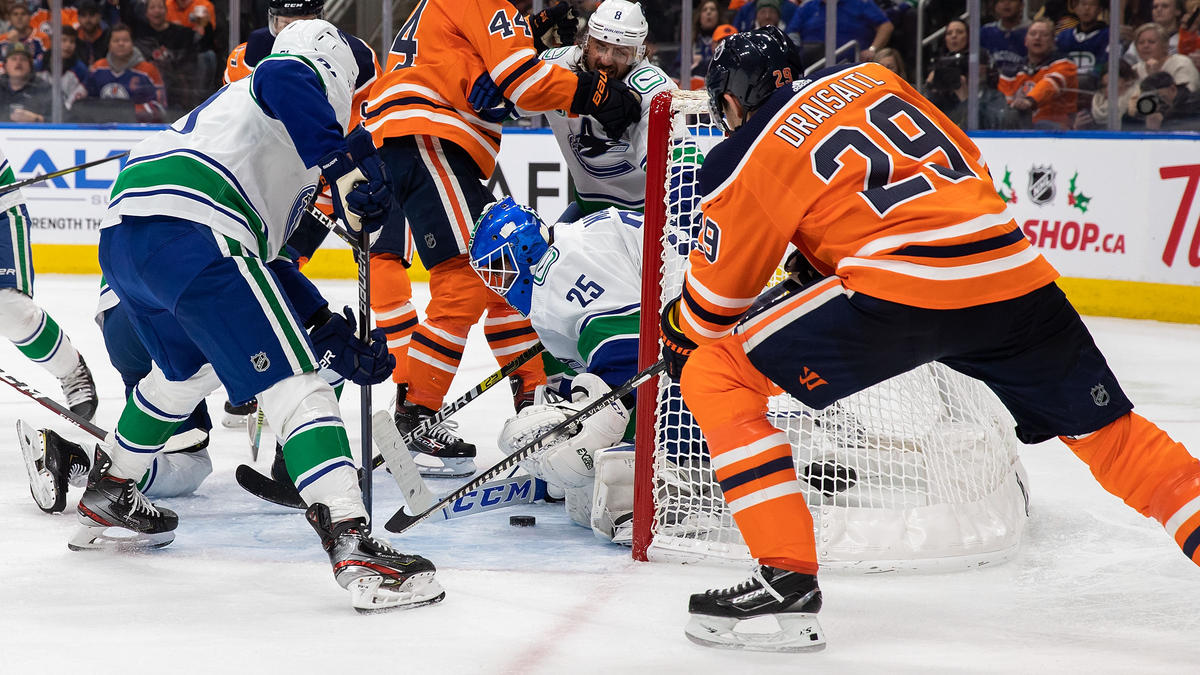 Leon Draisaitl (r.) unterlag mit seinen Oilers Leon Draisaitl (r.) unterlag mit seinen Oilers