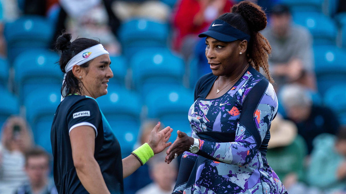 Serena Williams (r.) und Ons Jabeur sprechen während einer Partie miteinander