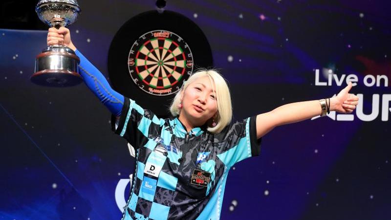 Mikuru Suzuki bleibt Darts-Weltmeisterin der BDO Mikuru Suzuki bleibt Darts-Weltmeisterin der BDO