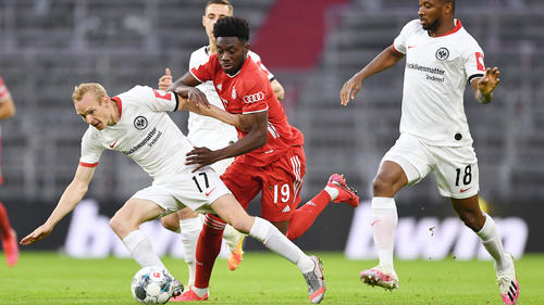 Alphonso Davies im Duell mit Sebastian Rode