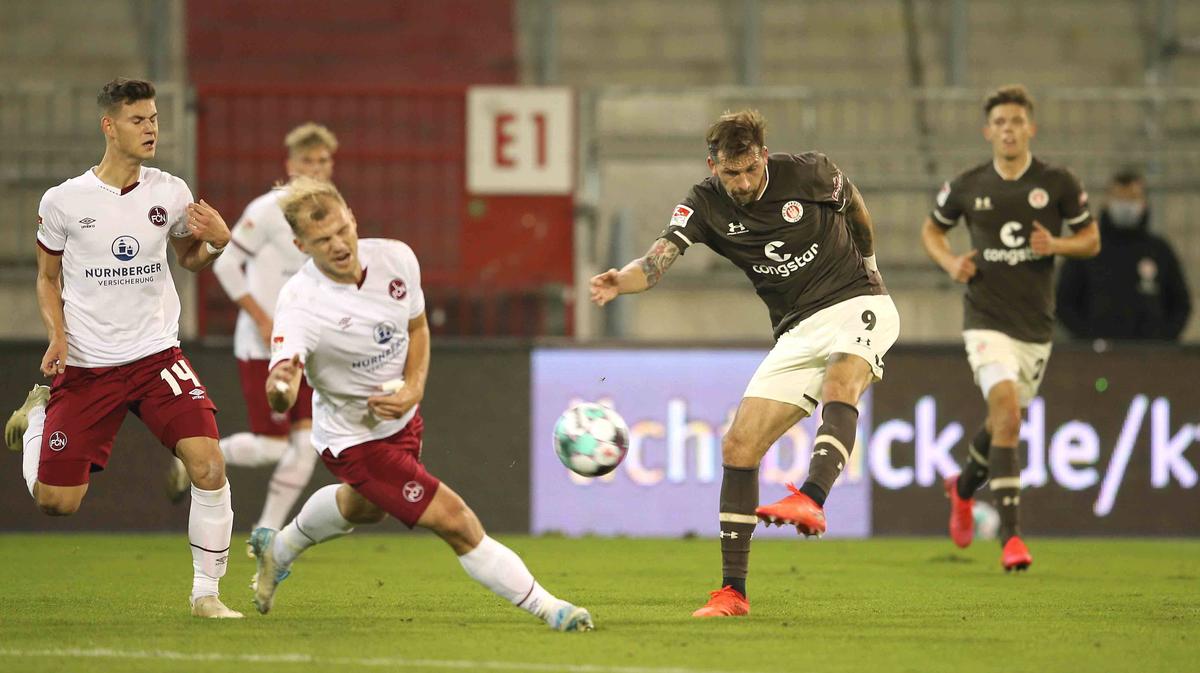 Blieb ohne Treffer: Neuzugang Guido Burgstaller (r.) bei seinem Startelfdebüt für den FC St. Pauli Blieb ohne Treffer: Neuzugang Guido Burgstaller (r.) bei seinem Startelfdebüt für den FC St. Pauli