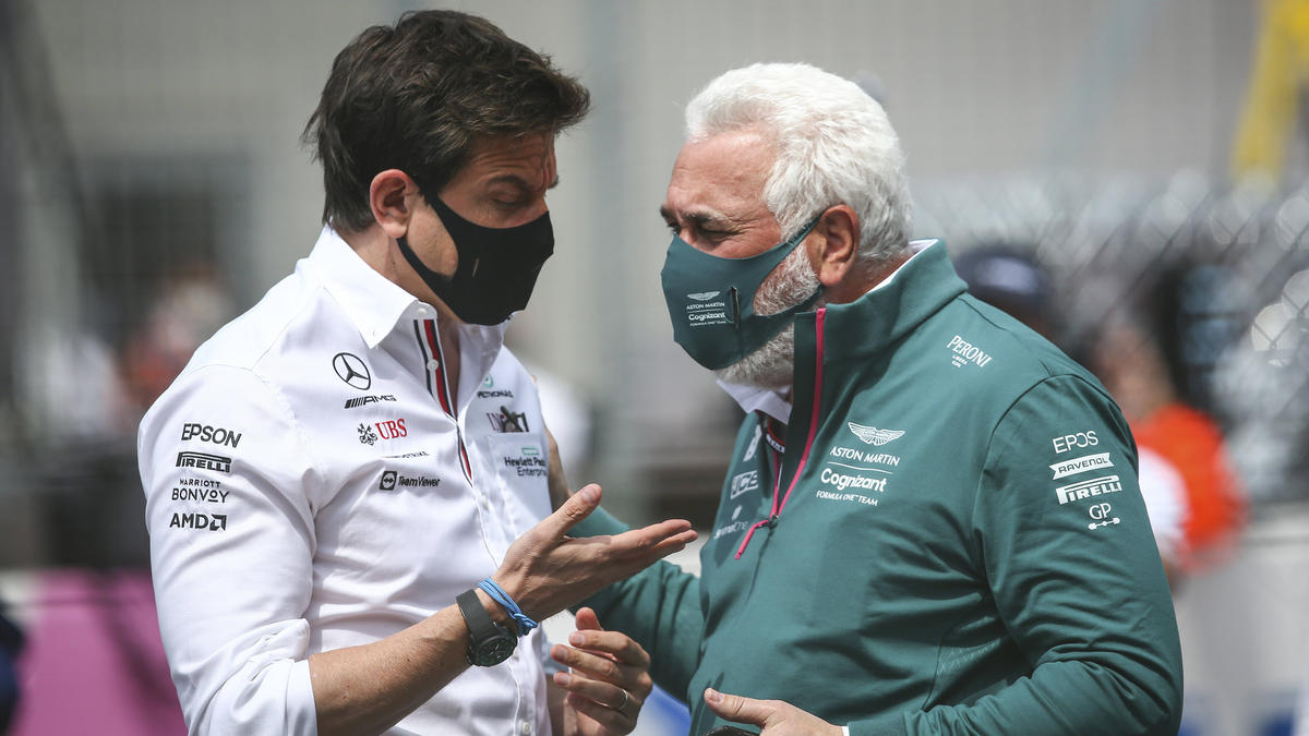 Mercedes-Teamchef Toto Wolff und Aston-Martin-Eigentümer Lawrence Stroll im Gespräch