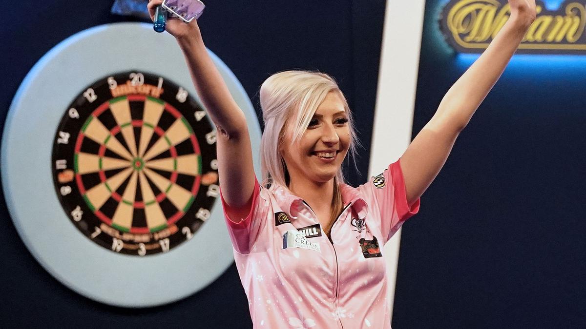 Schaffte als erste Frau einen Neun-Darter vor TV-Kameras: Fallon Sherrock