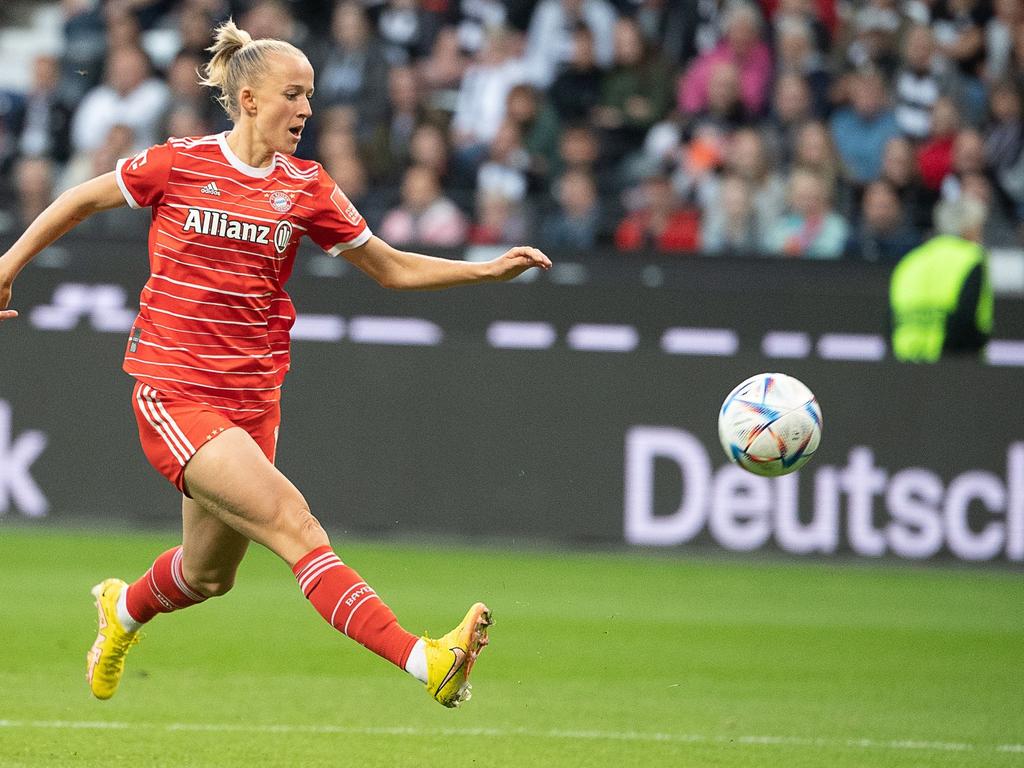 Mit einer Enttäuschung sind die Fußballerinnen des FC Bayern München in die 34. Saison der Frauen-Bundesliga gestartet. Mit einer Enttäuschung sind die Fußballerinnen des FC Bayern München in die 34. Saison der Frauen-Bundesliga gestartet.