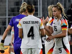 Deutschlands Giulia Gwinn (r.) feiert mit Bibiane Schulze Solano (4) und weiteren Mitspielerinnen den Sieg gegen Österreich.