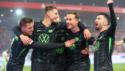 Der VfL Wolfsburg jubelt in Heidenheim