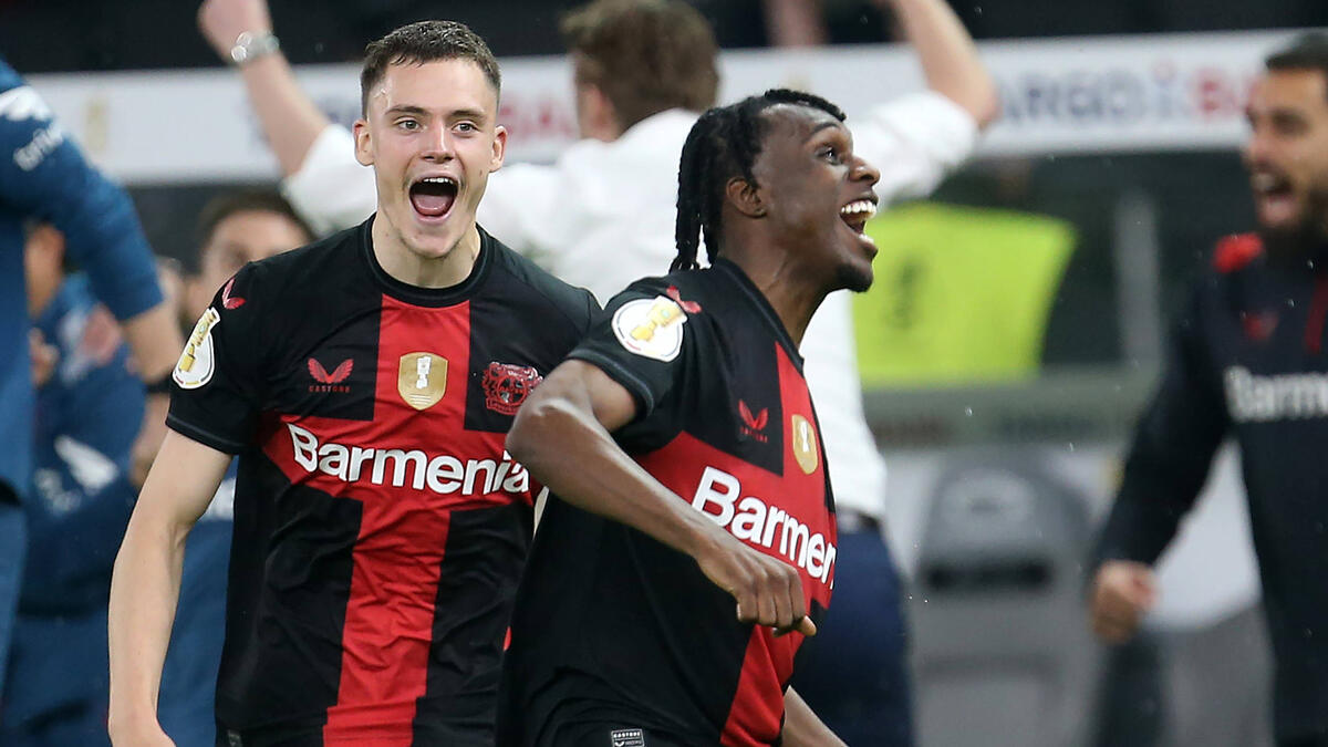 Jeremie Frimpong (r.) đã vô địch DFB Cup cùng Bayer Leverkusen, cùng nhiều danh hiệu khác