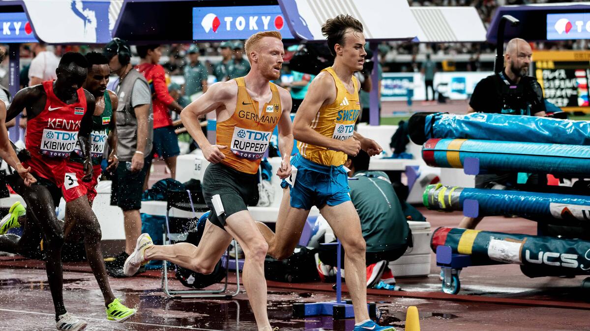 Frederik Ruppert (2.v.r.) steht im Finale über 3000 Meter Hindernis