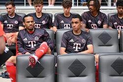 Bislang war die Ersatzbank der WM-Stammplatz von Jamal Musiala. Neben ihm der inzwischen angereiste Leroy Sané (l).