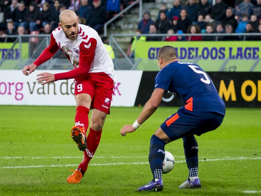Ruud Boymans (l.) neemt het doel onder vuur, ondanks het feit dat Jeffrey Bruma voor hem staat. Het lukt de PSV-verdediger niet om de inzet van Boymans te blokken. (07-02-2016)