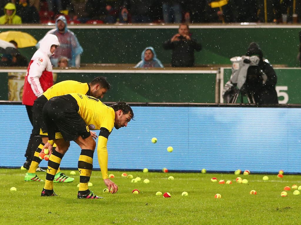 Los seguidores del Dortmund lanzaron bolas de tenis amarillas y rojas. (Foto: Getty)