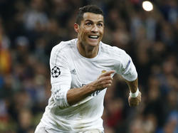 Cristiano Ronaldo wordt helemaal gek nadat hij zijn derde maakt en Real Madrid op een 3-0 voorsprong zet tegen VfL Wolfsburg. (12-04-2016)