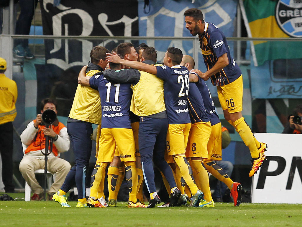 Todos los compañeros corren a abrazar a Marco Ruben por su gol. (Foto: Getty)