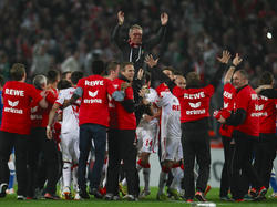 Meistermacher Peter Stöger auf den Kölner Schultern