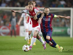 Nikki Zimling houd Andres Iniesta van de bal tijdens FC Barcelona - Ajax in de Champions League. (21-10-14)