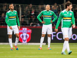Teleurgesteld nemen de spelers van FC Dordrecht Ilias Haddad (l.), Josimar Lima (m.) en Joris van Overeem (r.) hun positie weer in nadat Willem II op 0-2 is gekomen. (28-11-2014)