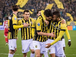 Marko Vejinovic heeft Vitesse met een strafschop op voorsprong gezet tegen AZ. (13-03-2015)