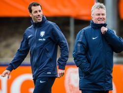 Ruud van Nistelrooy (l.) en Guus Hiddink tijdens een training van het Nederlands elftal. (27-03-2015).