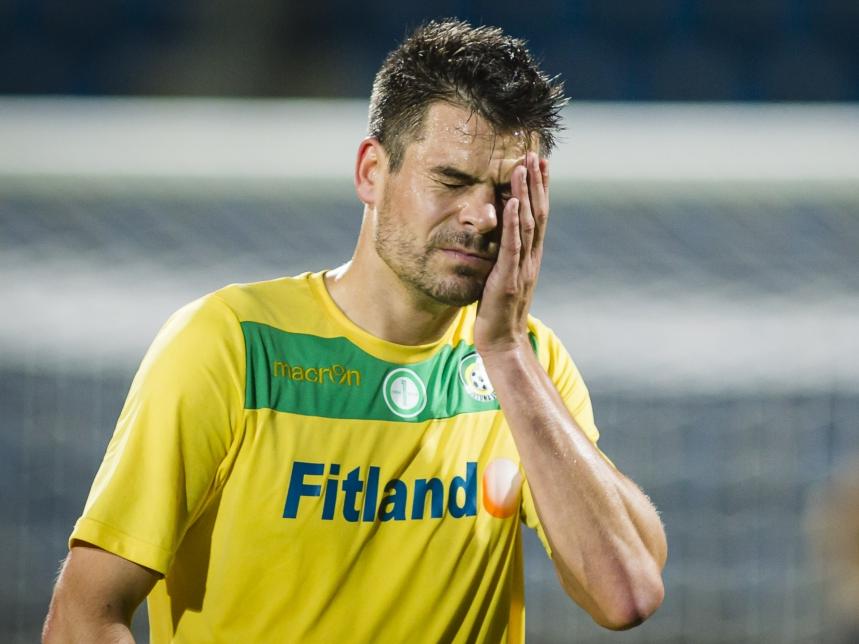 Donny de Groot van Fortuna Sittard druipt af na een gelijkspel (1-1) tegen Jong PSV. (20-10-2014)
