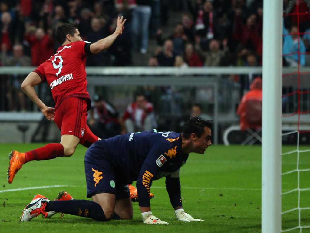Und da ist der vierte Streich: Bayern Münchens Robert Lewandowski dreht während der Bundesligapartie gegen den VfL Wolfsburg ab, nachdem er bereits sein viertes Tor in Serie erzielt hat. (22.9.2015)