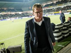 Dwight Lodeweges zoekt teleurgesteld de kleedkamer op na de wedstrijd Heracles Almelo - sc Heerenveen. De Friezen verliezen met 2-0 in Overijssel, wat voor sc Heerenveen alweer de zevende opeenvolgende competitiewedstrijd zonder winst is. (02-10-2015) 
