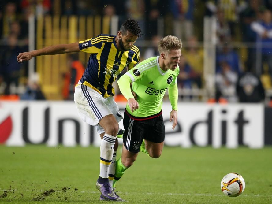 Fenerbahçes Souza (l.) bringt mit einem Tritt in die Hacken Viktor Fischer von Ajax zu Fall. (22.10.2015)