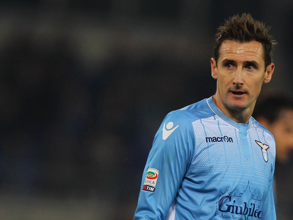 Miroslav Klose liefert sich eine Schlammschlacht mit Lazio
