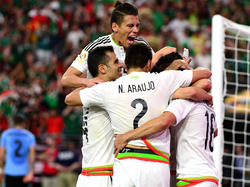 Los jugadores de México celebran uno de los goles ante Uruguay. (Foto: Getty)
