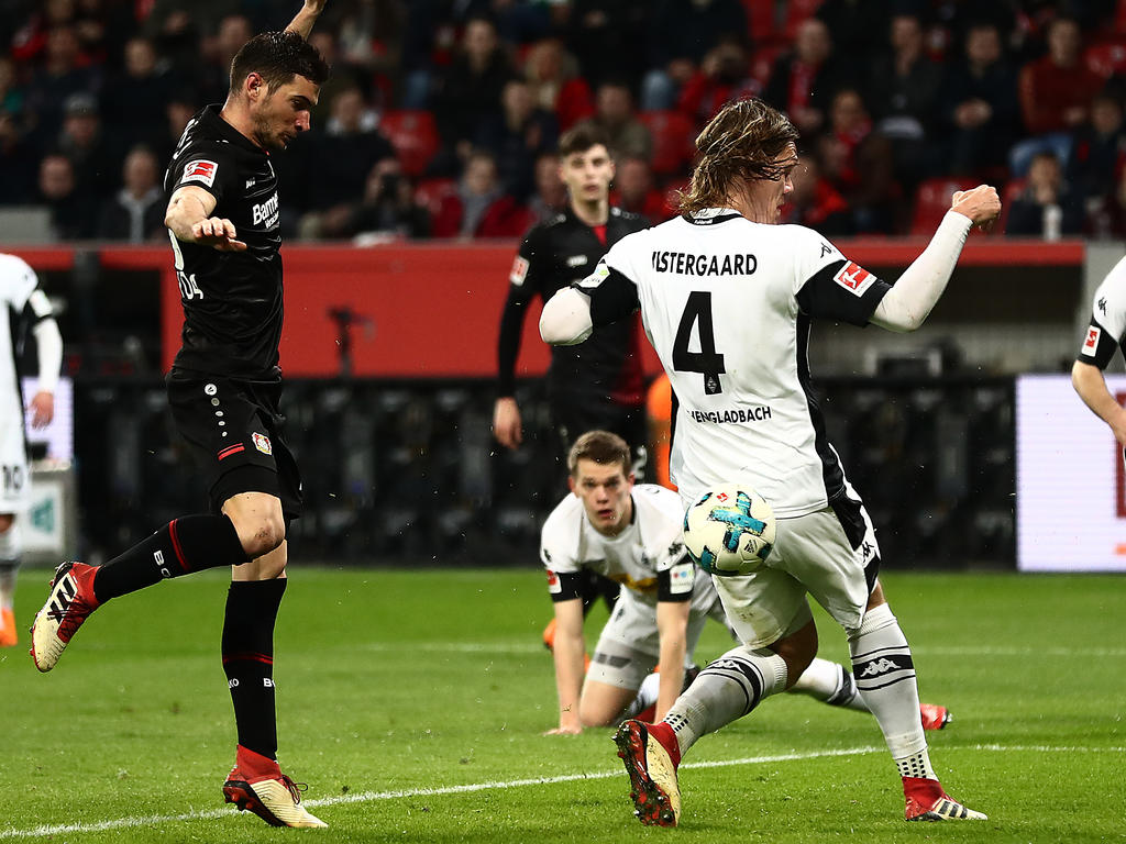 Lucas Alario (l.) brachte Bayer 04 Leverkusen auf die Siegerstraße