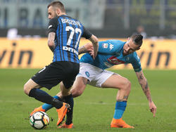 Neapels Marek Hamsik (r.) konnte sich nicht gegen Inter Mailand durchsetzen